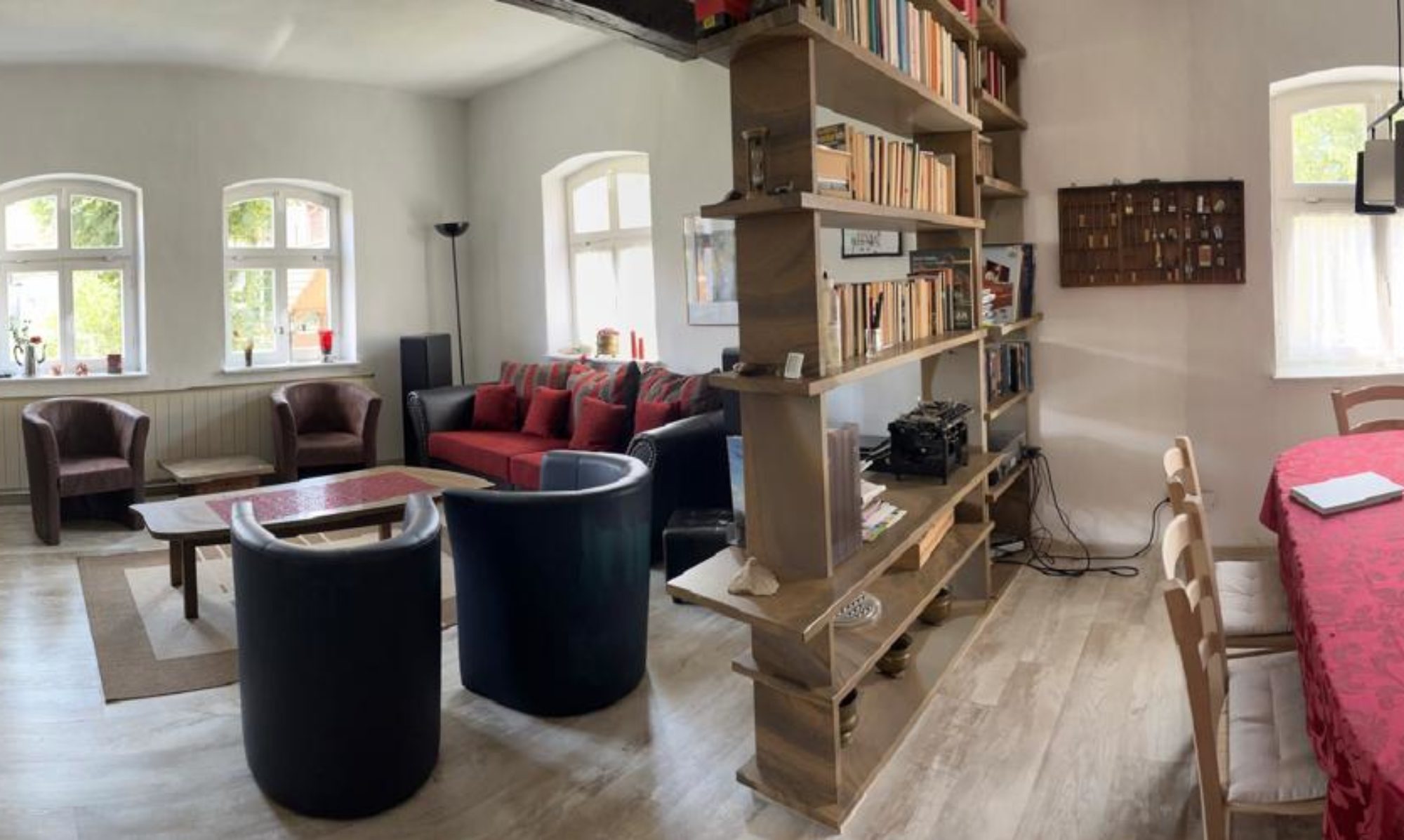Wohnzimmer mit Bücherregal